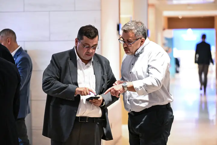 Two attendees in conversation in a hallway at the Snom VIP Distributor Event